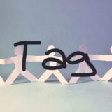 映画タグのレビュー記事のアイキャッチ画像、5つの紙人形を背景に中央に大きく「Tag」の文字