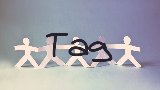 映画タグのレビュー記事のアイキャッチ画像、5つの紙人形を背景に中央に大きく「Tag」の文字