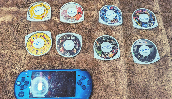 たくさん遊んだPSPソフトのカセット８つと本体の写真